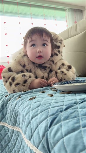 Completely uninterested in grabbing red envelopes, just focused on eating sunflower seeds