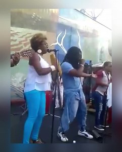 Mayito Rivera se sube a cantar “Normal Natural” en Santiago de Cuba con el grupo Sones de Oriente | DJ Melao