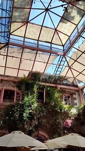 Mismo universo, dos lugares únicos.🎀✨ Cada Hello Kitty Café tiene su propio encanto y detalles especiales. 📍Spoiler: ¡ambas son perfectas para un día inolvidable! 💕 #HelloKittyCafé #DulcesMomentos #UnLugarMágico #CaféConEstilo | Hello Kitty Café México