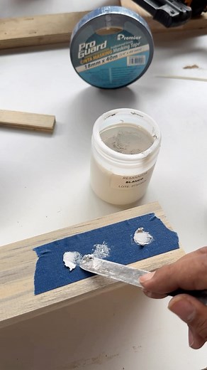 134K views · 11K reactions | Cómo Evitar Manchar la Madera al Usar Resanador, aplica masking tape antes de utilizar la clavadora y después aplica el resanador, desprende el masking un poco antes de que seque el resanador y listo, ya no se tapa el poro y se ve una gen mancha en el acabado Tips de carpintería con @premierpaintroller_mex #elcarpientero #maskingtape #resanadordemadera #tipsdecarpinteria | El Carpientero | Facebook