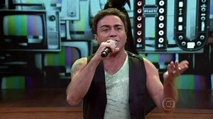 Marquinhos Moura canta ‘Meu Mel’ no palco do programa