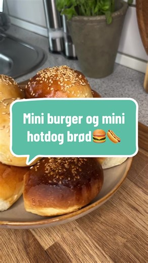 Mini snack og slideres🧡 Små sliders og mini-hotdogs lavet med mine hjemmelavede potato buns – bløde, luftige og perfekte til alt fra sommerhygge, buffet studentergilde eller børnefødselsdag 🎉 Jeg lavede små bøffer af oksekød, som jeg stegte på min planche – og så brugte jeg en lille udstikker til at lave runde skiver cheddar ost, som jeg lagde oven på bøfferne, da de næsten var færdig🧀 Både bollerne og bøfferne blev stegt med lidt smør på min plancha – men du kan sagtens bruge en helt alminde