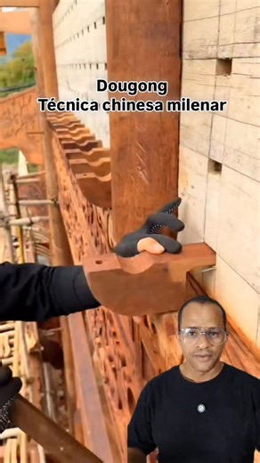 Leodicastech ⚡ dicas de tecnologia on Instagram: "A imagem mostra um sistema de suporte de madeira interligado, conhecido como dougong, um elemento estrutural característico da arquitetura tradicional asiática. O sistema é composto por blocos (dou) e braços de suporte (gong) que se encaixam sem o uso de pregos ou cola. Ele transfere o peso do telhado para os pilares de suporte, proporcionando flexibilidade e resistência a terremotos. Amplamente utilizado na China antiga, evoluiu de um elemento p