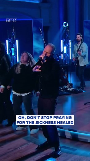 Matthew West's Inspiring Performance of 'Don't Stop Praying'