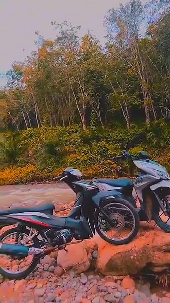 Motor kita cuma Revo bg sama beat🙄🙄 senggol dong