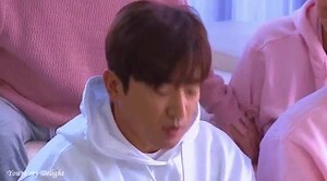 [GIF] #LeeMinbong Đang đánh điện tử tính làm miếng kem giải sầu mà rơi cái bụp ㅋㅋㅋㅋ Không sao, bình tĩnh tạo nên sự quý tộc, nhẹ nhàng nhặt lên ăn tiếp 😆😆😆 Cr on gif. Shiinhana 🍊 | Shinhwa Kites House