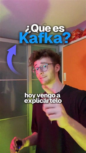 🧠 Apache Kafka en Java ✨ El sistema que mueve datos en tiempo real entre microservicios 🎬 En este reel verás: ▫️ Qué es Apache Kafka y para qué se usa ▫️ Conceptos clave: producer, consumer y topic ▫️ Cómo fluye un mensaje en Kafka ▫️ Un ejemplo sencillo usando Java 🧩 Útil si te interesa: 🚀 Arquitectura de microservicios 🛠️ Sistemas distribuidos 📦 Event-driven architecture 👨‍💻 Backend con Java 💭 Perfecto para: ⚡ Procesar eventos, colas y mensajes en tiempo real 📢 Para más contenido sob