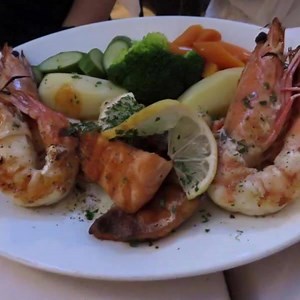"Daphne's" is a place of culinary enjoyment, where Greek and international cuisine blends harmoniously with an exquisite atmosphere! 󾦀 Book your table and enjoy a taste of time and tradition in the cosmopolitan #Plaka area! http://ow.ly/6hRx300YnIC #greekfood #greekcuisine #Athens | Athens Guide
