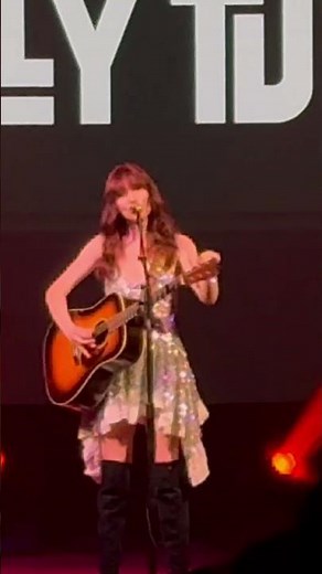 Old me (new wig) - Molly Tuttle (live at Kent Stage)