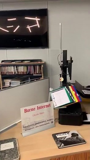 La Rochelle : du papier cellophane pour protéger l'accueil du commissariat du coronavirus