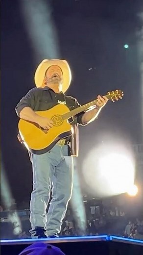 Garth Brooks Live! "Unanswered Prayers" | #nashville #country #livemusic #acouplenewthings