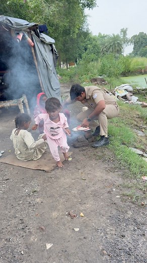 आज धुआँ है तो कल रौशनी भी होंगी 🥰 #maa #food #smoke #cutebaby #help #motivation #shorts #uppolice #fb #viral | Ashwani Kumar