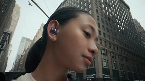 【Galaxy Buds Pro智能降噪耳機，激發深層次聽覺享受】 你以為聽覺只有一種？直至你遇到Galaxy Buds Pro 智能降噪耳機，完全顛覆你所聽所想！智能降噪功能，助你隨時隨地遊走於環境聲與音樂之間；特大雙動態喇叭設計，讓你重新探索音色嘅可塑性、高音嘅嘹亮、中音嘅圓潤、低音嘅沉穩，統統喺耳朵同腦海之間縈繞，回味無窮！ 由即日起於三星網上商店及指定零售商網上商店選購Galaxy Buds Pro 智能降噪耳機，送Galaxy Buds 防水保護殼（價值HK$208）*。 建議零售價💰 Galaxy Buds Pro 智能降噪耳機（幻影黑｜幻影銀｜幻影紫）：HK$1,698 影片只供參考 * 優惠受條款及細則約束。詳情請參閱網站了解更多。 ==================================== 記得follow 埋我哋個Instagram留意更多最新動向！ https://www.instagram.com/samsungmobilehk/ | Samsung