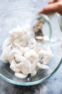 How to defrost prawns safely in cold water? [2025] | QAQooking.wiki