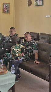 Pratu Raiton menghadap Bapak Danrem 173/PVB minta izin penugasan di Koramil 01/Mulia Puncak Jaya. Semoga dengan adanya Pratu Raiton tugas di Puncak Jaya situasi jadi aman dan tertib | Praka Raiton
