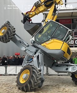 (🤖) Voici la pelle araignée Menzi Muck M545x ! C’est sans doute l’outil ultime pour opérer en haute montagne ou autres endroits difficiles d'accès. ⛰ Ce monstre doit ses capacités particulières à son châssis high tech ingénieux et à son bras breveté. Plusieurs vérins hydrauliques permettent à l’engin polyvalent de s’adapter à tous les terrains ! 🚧 🏗 La puissance d'une Menzi Muck de 9,5 tonnes soit celle d'une excavatrice sur chenilles de 20 tonnes. Monsieur Ernst Menzi (1897-1984) est l'inven