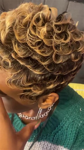 Alopecia Doesn’t Win 🙅🏾‍♀️ The beauty of our image and how we look at ourselves create and form how we feel about ourselves. Our self image, our heart, our love and our joy stems from within but carries a light that shines Hair loss due to whatever circumstances does not dictate who you are and will never get the glory… | Beauty By Blossom