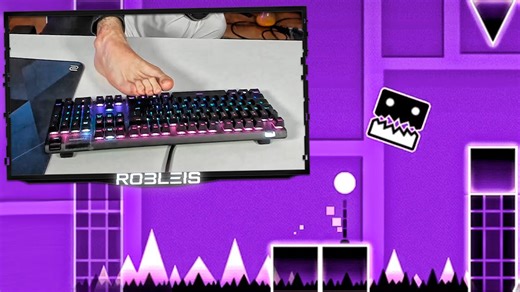 Jugando Geometry Dash con los pies | Robleis