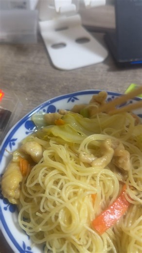 今日の朝飯はケンミン焼きビーフンカレー味と半額ツナカッパ巻き😋👍
