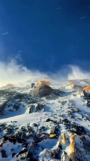 How much does it really cost to climb Everest and the 7 Summits and what real value do companies, brands and teams receive from these expeditions? Mount Everest rises to 8848 m / 29029 ft. Summit temperatures often reach about -30 C° / -22 F°. Oxygen at this altitude is about 33% of sea level, which means every movement requires patience, energy control and strong planning. A standard expedition lasts about 55 to 65 days including trekking, acclimatization rotations, technical training, rest per