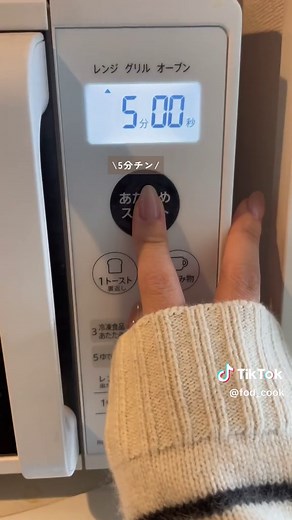 🥓🥬🍚 作ってくれた方いたら、ほうれん草とにんじんが余ると思います! 余ったほうれん草とにんじんを、胡麻白和えにした動画も出しました よければ参考にしてね🥣 ┈┈┈┈┈┈┈┈┈┈┈┈ ✎材料(1人前) ・牛赤身挽肉 80g ・ほうれん草 2房 ・もやし お好み ・にんじん 1/4個 ★砂糖 大さじ1 ★醤油、酒 大さじ2 ★オイスターソース、味噌 小さじ2 ✎作り方 ①耐熱容器に、ほうれん草、にんじん、もやしを入れて、3分チン。 ②肉と★をまぜ入れ、5分チン。 ③野菜と混ぜたら完成! ほうれん草は下茹ですると臭みがとれて、よりおいしくなります◎ ┈┈┈┈┈┈┈┈┈┈ #ビビンバ#ビビンバレシピ#ダイエット #ダイエットレシピ#時短レシピ#簡単レシピ#夜ごはん#晩御飯#低脂質#低脂質レシピ#韓国料理#料理#レシピ#温泉卵#卵レシピ#美味しいご飯 #節約#節約レシピ#肉#肉レシピ#自炊#過敏性腸症候群 #レンジ#レンジレシピ#電子レンジ