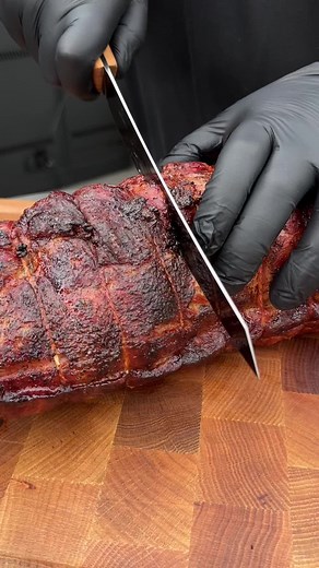 🔥 Spießbraten von @kreutzers.eu | Gegrillt auf dem Drehspieß des G32 Connected unserer @Otto Wilde Grillers Outdoorküche. 👌 Geschnitten mit dem Chefslover Messer von @Germancut 🔪 [Werbung] #fleisch #grill #grill #spiessbraten