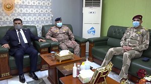 وزير الدفاع يزور قيادتي عمليات بغداد والشرطة الإتحادية زار وزير الدفاع السيد جمعة عناد سعدون مقر قيادة عمليات بغداد حيث كان في استقباله قائد العمليات وضباط ركن القيادة .. السيد الوزير وبعد ان قدم التهاني وباقة من الورود إلى قائد عمليات بغداد لمناسبة تسنمه منصبه على رأس قيادة العمليات متمنياً له التفوق والنجاح في عمله الميداني والقيادي للمرحلة القادمة مؤكداً سيادته في ذات الوقت على بذل أقصى الجهود الأمنية في متابعة ديمومة إستتباب الأمن والقانون في ربوع العاصمة بغداد. وفي السياق ذاته زار السيد وزي
