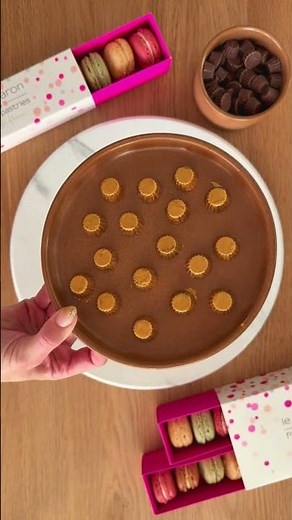 Macaron Holiday Wreath Dessert Idea – Easy Christmas Hosting Inspiration