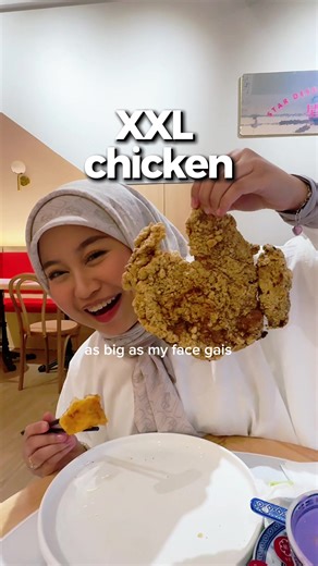 ok i defo forgot to take video of the xxl chicken alone but anw SOOO good! opening soon in January 2026!✨ You guys should try the kolo mee 🍜 📍 Star Desserts and Snacks, Kiulap Brunei #bruneifood #fyp #bruneiviral