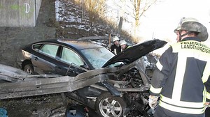 Bilder: Unfall auf A92 - Leitplanke bohrt sich in Audi