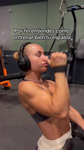 ¿Quieres una espalda más ancha y con más densidad? 👀 La amplitud viene principalmente del desarrollo de los dorsales, consiguiendo esa espalda más ancha y la forma de V. La densidad hace referencia al grosor de la espalda, especialmente de la zona media y alta. Por eso, para construir una espalda completa, me gusta combinar tirones verticales y horizontales, trabajando diferentes zonas y progresando con el tiempo. 💪🏼 #gym #gymtok #back