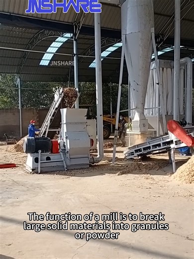 Hammer mill, a crushing equipment used in pellet production lines. Hello everyone, this is a video of a hammer mill in operation. The function of a hammer mill is to break large solid materials into granules or powder. This mill has a simple structure, low manufacturing and maintenance costs; it is applicable to a wide range of materials and is highly versatile; it has high crushing efficiency and flexible production capacity; it produces uniform particle size and has good output stability; it i