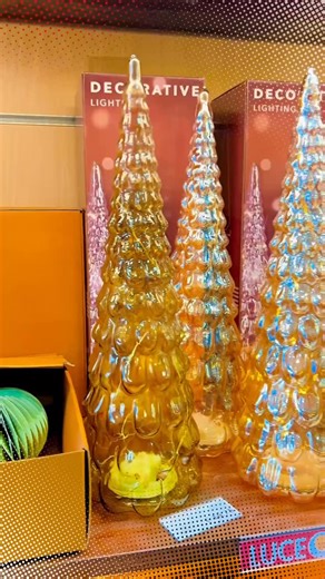 🎄 Prima era -30%. Sembrava tanto, vero? E invece… plot twist natalizio ✨ 👉 ORA È -50% su tutti gli articoli di Natale! Sì, hai letto bene. CINQUANTA. Il Natale non è finito… si è solo messo in saldo serio 😎 Decorazioni, luci, alberi, dettagli wow per l’anno prossimo (o per chi non riesce proprio a smontare tutto 😏): questa è l’occasione imperdibile che ti fa dire “meno male che ho aspettato”. 🎅🎁 Quando lo sconto raddoppia, le scuse per non passare da Beba Store finiscono. 📍 Sconti validi 