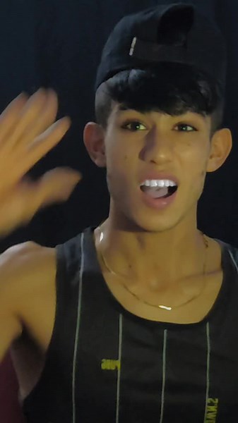 Hand Gestures Performance in Dark Background