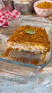 Merluzzo saporito gratinato al forno INGREDIENTI 150 g pane80 g olive2 spicchi aglio55 g pomodori secchi20 g capperiPrezzemolo frescoQualche foglia di basilico scorza grattugiata di mezzo limone 2 acciughe sott’olio25 g concentrato di pomodoroSale, pepe, origano secco Olio extravergine d’oliva 4 filetti di merluzzo surgelatiNB. Per la ricetta si userà solo una parte della panatura, il resto può essere usata per verdure e carne e può essere congelata iniziare dalla panatura: tostare per qualche m