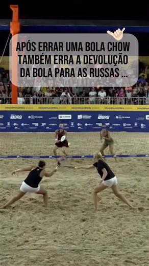 📍 Final Feminina – Macena Open 🇧🇷 (BT400 Marechal Deodoro) 🎾 Sofia Chow / Vitória Marchezini x Elizaveta Kudinova / Anastasiia Semenova Mesmo em uma final intensa, o clima de respeito e leveza prevaleceu. 🙌 Após um erro na devolução de bola, Sofia Show acabou acertando a bola de leve em direção às russas — e a Semenova reagiu surpresa, achando que poderia ter sido de propósito. Mas a Kudinova, com aquele jeitinho tranquilo, fez um hang loose 🤙 e disse: “Calma, amiga… tá tudo bem.” 💛 Essa 