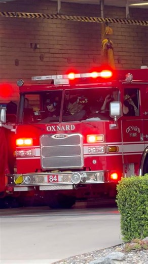*AIRHORN* Oxnard Fire Dept. Engine 84 Responding Code 3 to a Medical Call! #shorts #vcfd #automobile