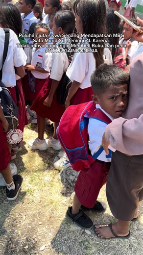 21 Tahun hidup di indonesia,Baru ini mendengar anak sd meninggal karena ingin meminta uang ke orang tuanya untuk membeli buku,tapi dengan kondisi ekonomi yang sangat susah,murid ini terkena mental hingga B*NUH diri,Dan meninggalkan surat mama jangan menangis. 2Bulan touring ke ntt sisi lain yang saya lihat,infrastruktur yang masih tertinggal,jalan” perdesaan yang sangat parah hancur hingga mereka yang ingin pergi ibadah dan menempuh pendidikan harus bertahan melewati jalur tersebut, Tapi faktany