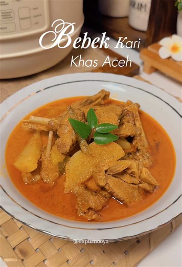 Masih deg-degan pakai presto manual? Sekarang nggak perlu takut lagi! Pakai Soseki Pressure Cooker @SOSEKI Official Store dengan sistem pendingin otomatis lebih aman, lebih praktis, dan masak jadi tenang 💨🍲 Bebek Kari Khas Aceh Bahan : 1 ekor bebek (bakar, garami dan beri jeniper) dan diamkan selama 30 menit 3 buah kentang 5-7 sdm u neulhe 1 butir kelapa (Santan) Garam secukupnya Bumbu halus : 10 siung bawang merah 5 siung bawang putih 10 biji cabe merah 25-30 biji cabe rawit 2 sdm Capli kleng