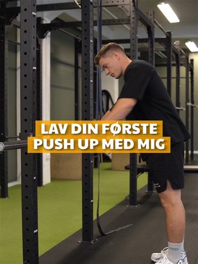 LAV DIN FØRSTE PUSH UP MED MIG Push ups er en af de bedste øvelser til overkroppen, men mange går enten i stå eller starter for hårdt. Løsningen er progression. Start der, hvor du kan kontrollere bevægelsen og bygge styrke op trin for trin. Incline push ups Mindre incline Push ups på knæ Negative push ups Almindelige push ups Decline push ups (for de hardcore) Det vigtigste er ikke hvilken version du laver, men at du bliver stærkere over tid. Find dit niveau, arbejd med teknikken og gør det lidt