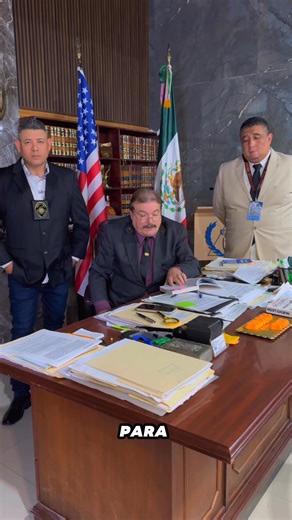 🚨 Detenciones ilegales por placas foráneas 🚨 En México, ninguna autoridad puede detener un vehículo únicamente por portar placas de otro estado o de otro país. Hacerlo sin una causa legal justificada es un acto ilegal y una violación a los derechos humanos. El Artículo 11 de la Constitución Política de los Estados Unidos Mexicanos garantiza el derecho al libre tránsito, lo que significa que toda persona puede circular libremente por el territorio nacional, sin ser molestada arbitrariamente por