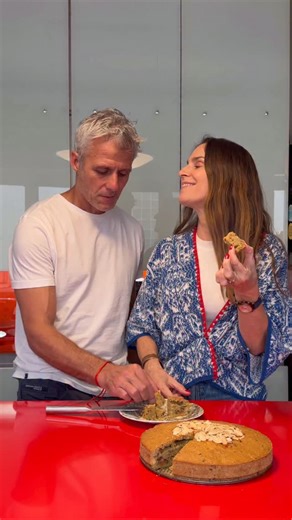 Maria Gracia Subercaseaux on Instagram‎: "PAN DE PASCUA KETO Sé que lo keto es caro, pero para darse un gusto de vez en cuando, vale la pena. Y seamos honestos... con azúcar queda mucho más rico ت Pero esta es mi versión de pan de pascua keto, por si alguien quiere probar. Ingredientes * ��600 g de harina de almendras * ��8 huevos * ��300 g de eritritol * ��Unas gotitas de stevia (opcional, a gusto) * ��Nueces y almendras peladas * ��Un poco de mermelada o manjar sin azúcar (opcional, para el to