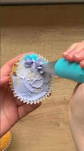 How to Pipe Hydrangea Cupcakes — So Satisfying!