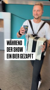 Am Samstag mussten wir mit ansehen, wie einer Dame das @gaffel_koelsch aus der Hand gefallen ist. Zum Glück gab es Backstage einen aktiven Zapfhahn und wir konnten ihr noch während der Show helfen 🍻 so geht Service bei FIASKO #fiasko #gaffelkölsch #jeckimsunnesching #bier #service #belgien | Fiasko