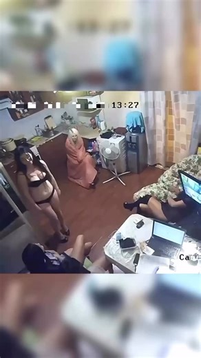 drakivtg on Instagram: "日本利用压电瓷砖将脚步转化为电能。这些瓷砖捕捉来自你脚步的动能。当你行走时，你的重量和动作会对瓷砖产生压力。瓷砖会轻微弯曲，从而产生机械应力。瓷砖内部的压电材料将这种应力转化为电能。每一步都会产生少量电荷，而数百万步结合在一起就能产生足够的电力来驱动 LED 灯、数字显示屏和传感器。在像涩谷车站这样繁忙的地方，每天大约有 240 万个脚步为这一系统作出贡献。这些电能可以被储存或立即使用，从而减少对传统电力来源的依赖，并支持可持续的城市基础设施。这种方法将日常运动转化为实用的可再生能源 #日本 #知识 #事实 #你知道吗 #推荐 科技 创新 历史 技术 实验 热门"