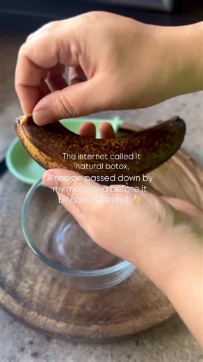 ＴＲＩＥＤ ✦ ＴＥＳＴＥＤ ✦ ＢＹ ＴＡＳ on Instagram: "✨ Who needs Botox when you’ve got a banana peel? 🍌💛 This little kitchen hack is loaded with skin-loving nutrients that: 🌿 Hydrate & moisturize 🌿 Smooth out fine lines 🌿 Brighten your glow 🌿 Calm irritation & acne 🌿 Lighten dark circles 👉 Just rub the inside of a banana peel on your skin, let it sit for 10–15 mins, rinse off & say hello to your natural glow ✨ I used the peel on my face first, and then made a nourishing banana face pack with the fruit