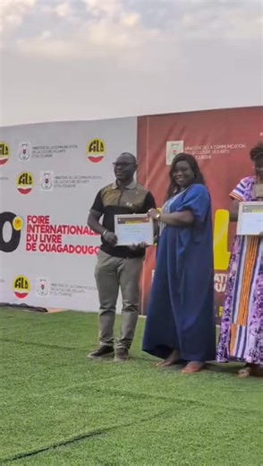 Votre roman ''Quand passeront nos douleurs'' avec ses 3 prix en vidéo.. Merci à tous pour le soutien. A Dieu et à nos ancêtres ! Merci aux Éditions BUFAC 📸 Nomwendé Rémi Ouedraogo et Zabda Foire Internationale du Livre de Ouagadougou - FILO | Jean Sylvanus Ouali