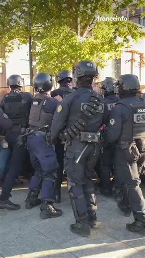 Les forces de l'ordre font reculer un blocus de lycéen à Paris