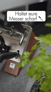 Dank des ZWILLING selbstschärfenden Messerblocks wird Schärfen zum Kinderspiel. 🔪 Nach jedem Schneiden, Würfeln oder Schnippeln sorgt der Messerblock durch seinen innovativ eingebauten Schärfemechanismus dafür, dass eure Messer immer scharf und einsatzbereit sind. | Zwilling Deutschland