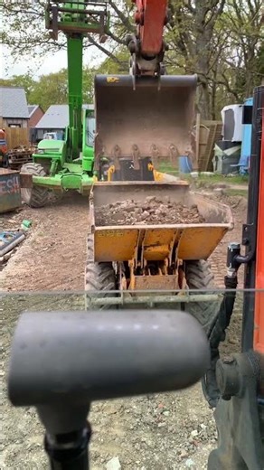Loading a Dumper with a Hitachi Digger… Not Bad for a Non-Regular Machine Driver 😂🦺🪏 #sitework